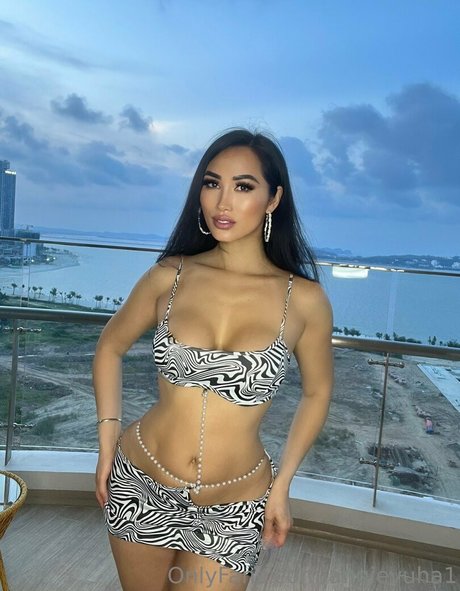 Naakte gelekte OnlyFans-foto van Angie Vuha