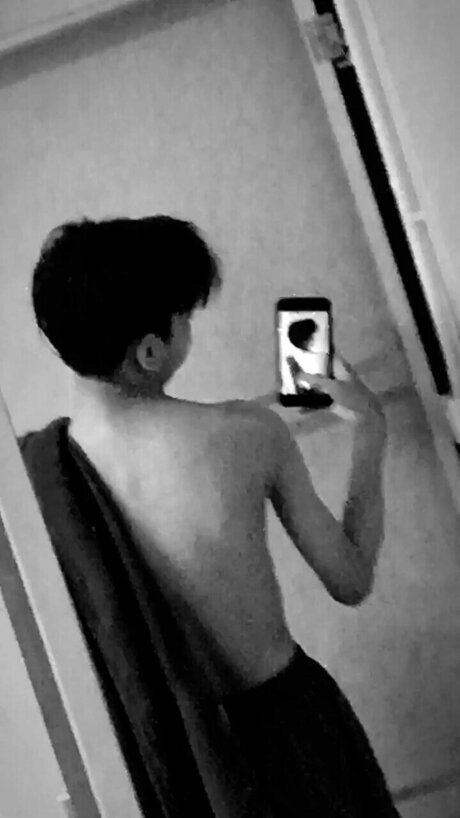 Naakte gelekte OnlyFans-foto van Wewereborntosex