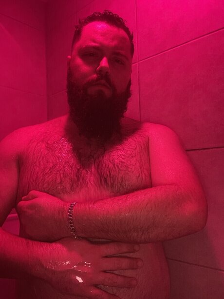 Naakte gelekte OnlyFans-foto van Leather Bear Colton