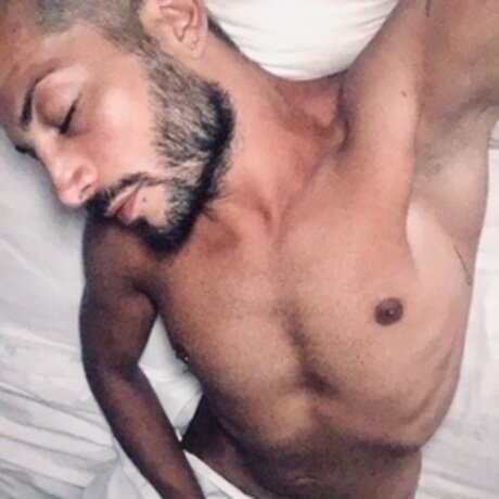 Naakte gelekte OnlyFans-foto van Loris