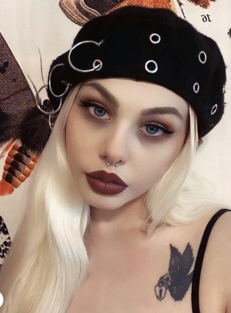 Naakte gelekte OnlyFans-foto van Internetangel