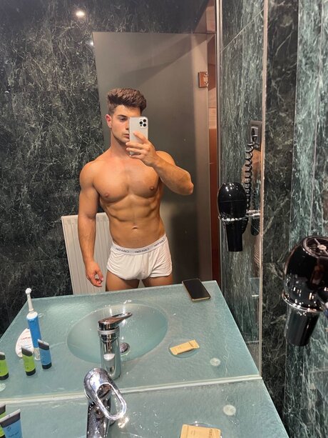 Naakte gelekte OnlyFans-foto van Joan Moya