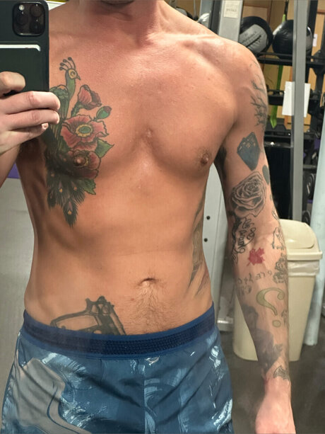 Naakte gelekte OnlyFans-foto van Charles Roper