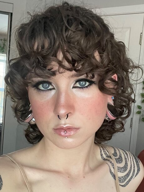 Naakte gelekte OnlyFans-foto van Sunni