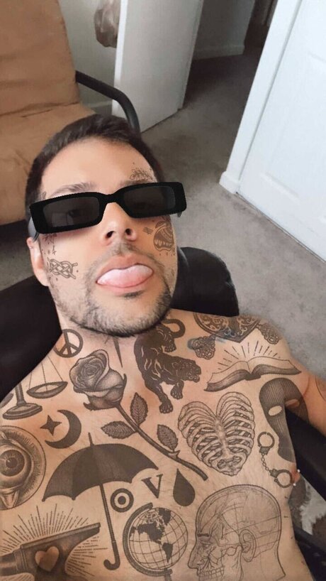 Naakte gelekte OnlyFans-foto van   