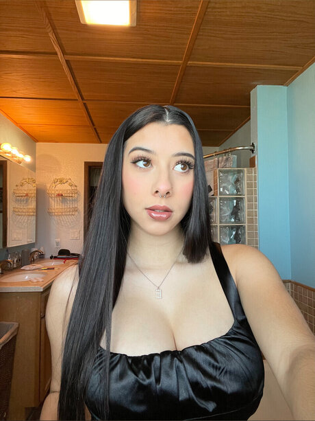 Naakte gelekte OnlyFans-foto van Emely Jeanine