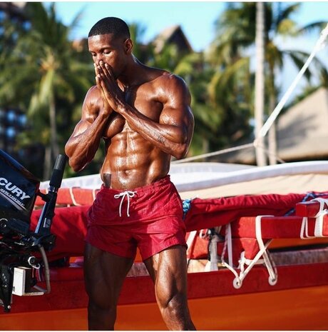 Naakte gelekte OnlyFans-foto van Black Boy Latino