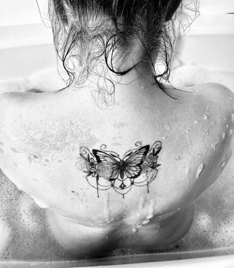 Naakte gelekte OnlyFans-foto van Bathtimeannie
