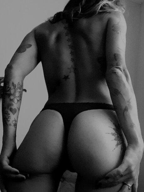 Naakte gelekte OnlyFans-foto van Yeyogo
