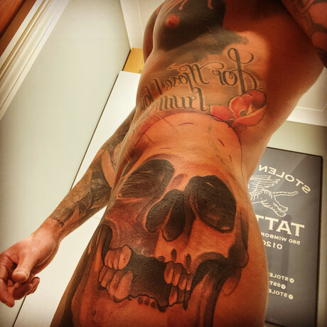 Naakte gelekte OnlyFans-foto van Tattooed Adonis