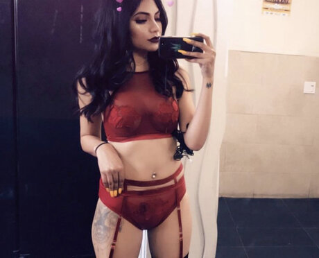 Naakte gelekte OnlyFans-foto van Skyylar