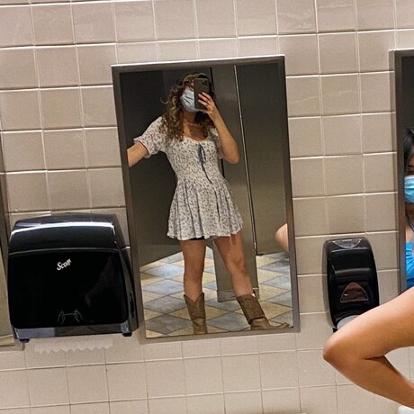 Naakte gelekte OnlyFans-foto van Paris
