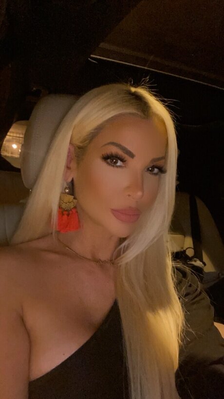 Naakte gelekte OnlyFans-foto van Blondbmbshel