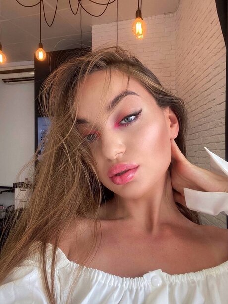 Naakte gelekte OnlyFans-foto van Kira