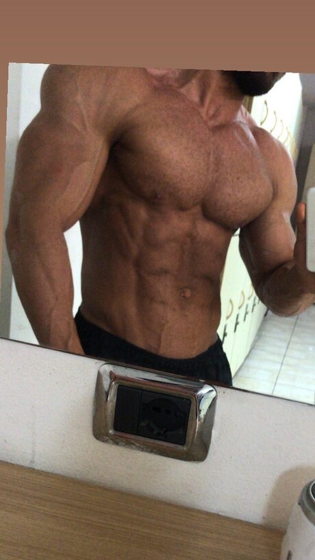 Naakte gelekte OnlyFans-foto van Muscle96