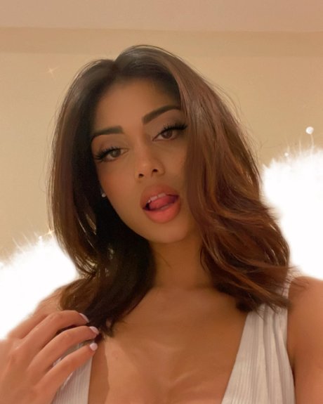 Naakte gelekte OnlyFans-foto van Priya Ares