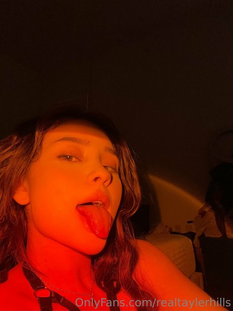 Naakte gelekte OnlyFans-foto van Tayler Hills