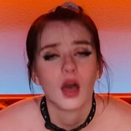 Naakte gelekte OnlyFans-foto van Emindica