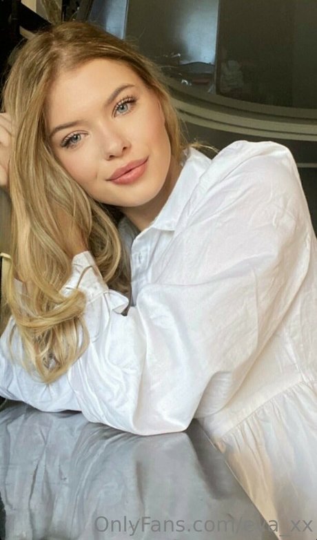 Naakte gelekte OnlyFans-foto van Evaxx