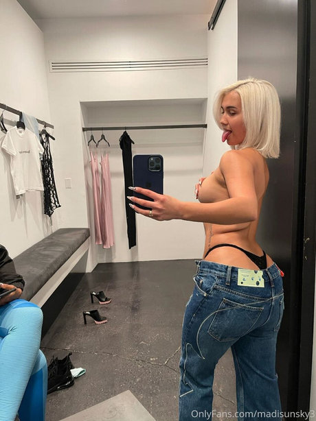 Naakte gelekte OnlyFans-foto van Madisun Sky
