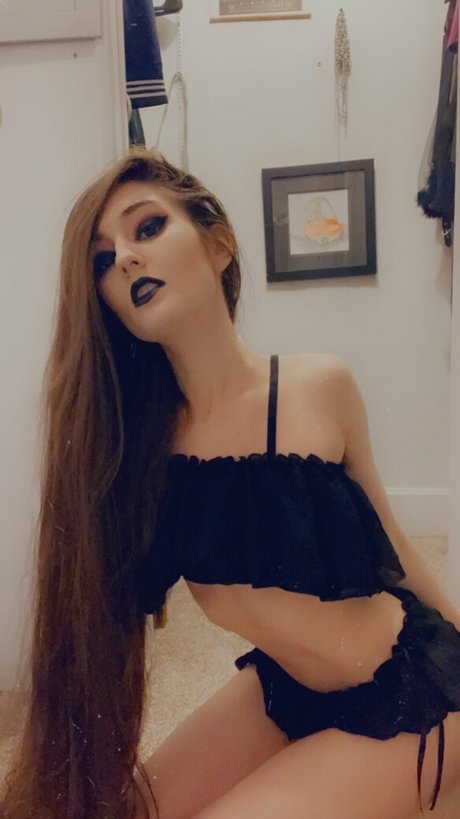 Naakte gelekte OnlyFans-foto van Elaine Arbor