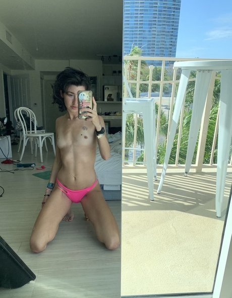 Naakte gelekte OnlyFans-foto van Anne Frank