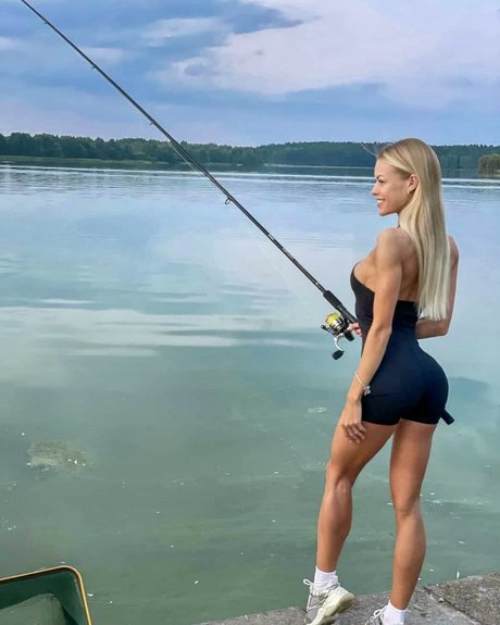 Naakte gelekte OnlyFans-foto van Viki Doux