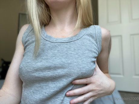 Naakte gelekte OnlyFans-foto van Baby Cakes