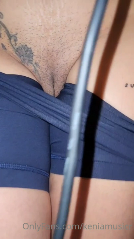 Naakte gelekte OnlyFans-foto van Keniamusicr