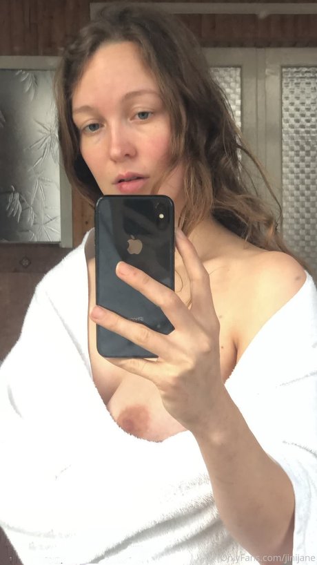 Naakte gelekte OnlyFans-foto van Jinijane