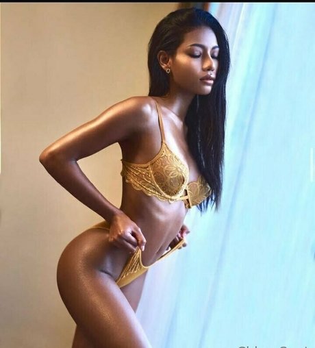 Naakte gelekte OnlyFans-foto van Chloe Saat