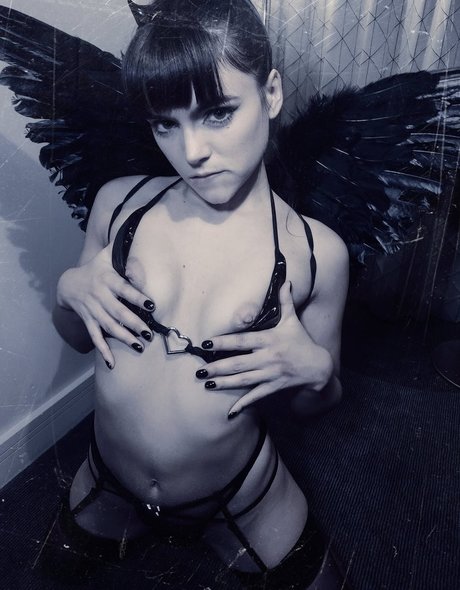 Naakte gelekte OnlyFans-foto van Little Leah