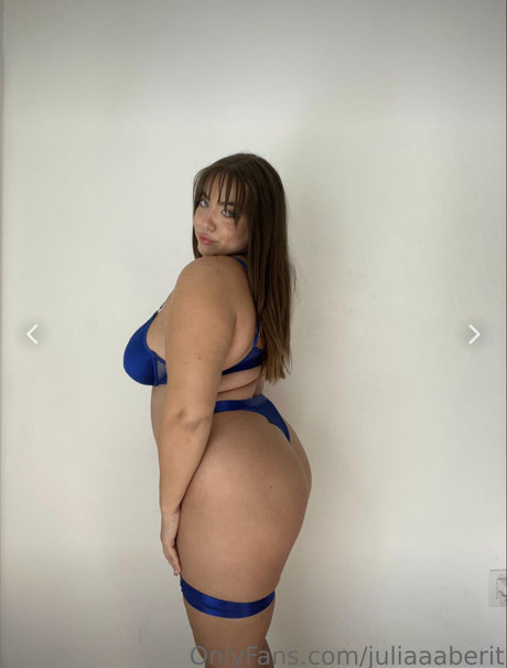 Naakte gelekte OnlyFans-foto van Julia Berit
