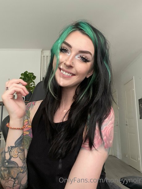 Naakte gelekte OnlyFans-foto van Honeyy Noir