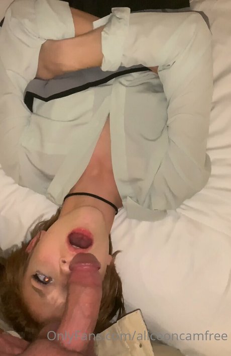Naakte gelekte OnlyFans-foto van Alice White