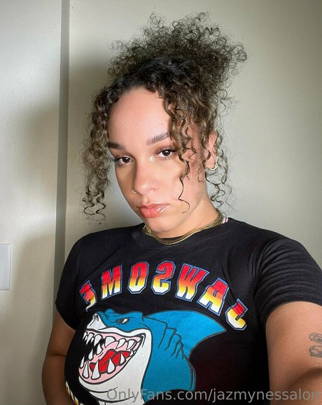 Naakte gelekte OnlyFans-foto van Jazmyne