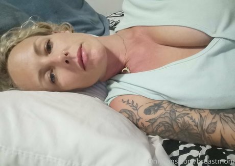 Naakte gelekte OnlyFans-foto van Breastmom
