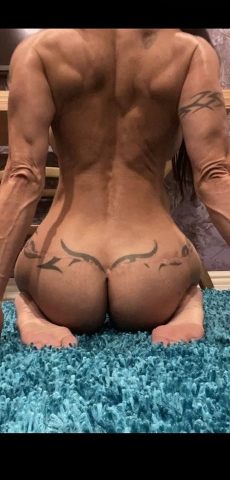 Naakte gelekte OnlyFans-foto van Jewels Jade
