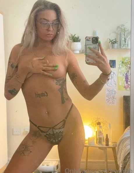 Naakte gelekte OnlyFans-foto van Jess Geary