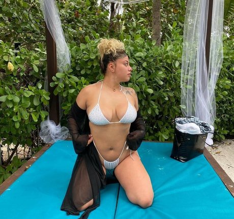Naakte gelekte OnlyFans-foto van Domovelez