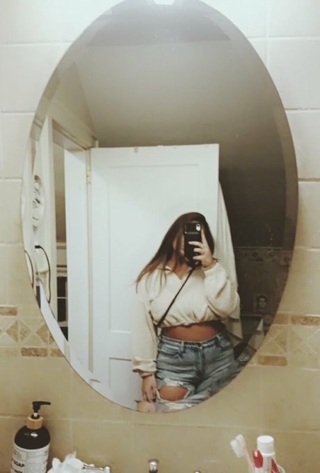 Naakte gelekte OnlyFans-foto van Dana S