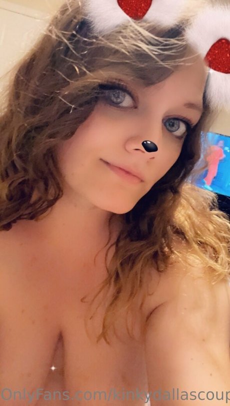 Naakte gelekte OnlyFans-foto van Kinkydallascouple