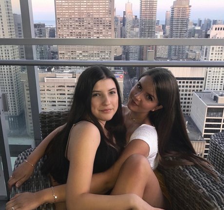 Naakte gelekte OnlyFans-foto van Elizabeth M