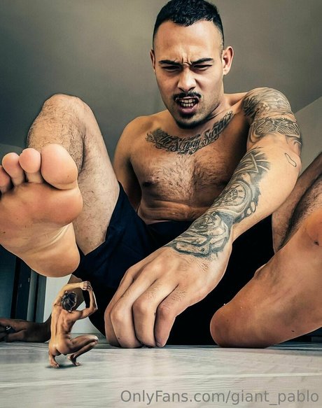 Naakte gelekte OnlyFans-foto van Giantpablo