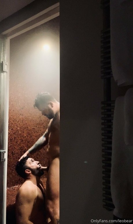 Naakte gelekte OnlyFans-foto van Leobear