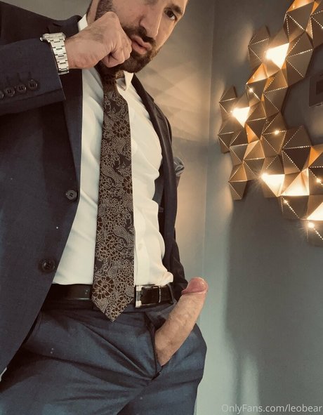 Naakte gelekte OnlyFans-foto van Leobear