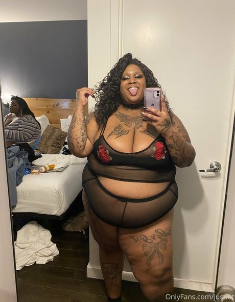 Naakte gelekte OnlyFans-foto van Justfat