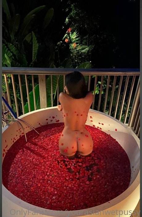 Naakte gelekte OnlyFans-foto van Yourasianwetpussy