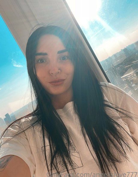 Naakte gelekte OnlyFans-foto van Angelinacrystal