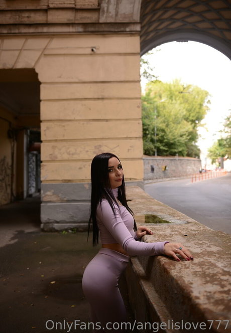 Naakte gelekte OnlyFans-foto van Angelinacrystal